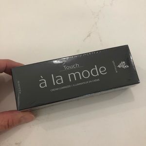 Younique A La Mode Cream Luminizer - Opaline